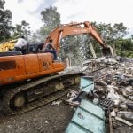 HOT01 ACEH (INDONESIA), 07/12/2016.- Miembros de los servicios de rescate indonesios trabajan en las labores de búsqueda de víctimas tras el terremoto de 6,5 grados que sacudió hoy la provincia de Aceh, en el norte de Sumatra, Indonesia, hoy, 7 de diciembre de 2016. Las autoridades de Indonesia elevaron a 49 el número de muertos y a casi 500 el de heridos tras el seísmo. La región del movimiento telúrico es la misma en la que en 2004 un potente seísmo de entre 9,1 y 9,3 grados formó un tsunami en el océano Índico que mató a unas 230.000 personas en una docena de países, la mayoría de ellos en Aceh. EFE/HOTLI SIMANJUNTAK