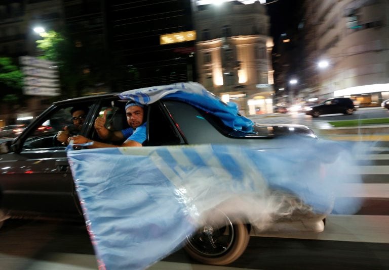 Miles de personas se acercan al Obelisco para celebrar (Foto: AP/Mariano Blanc)