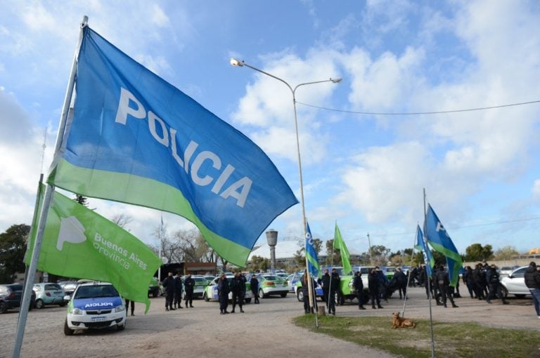 Efectivos de la Policía Bonaerense reclaman mejoras salariales en la ciudad de La Plata. (Clarín)