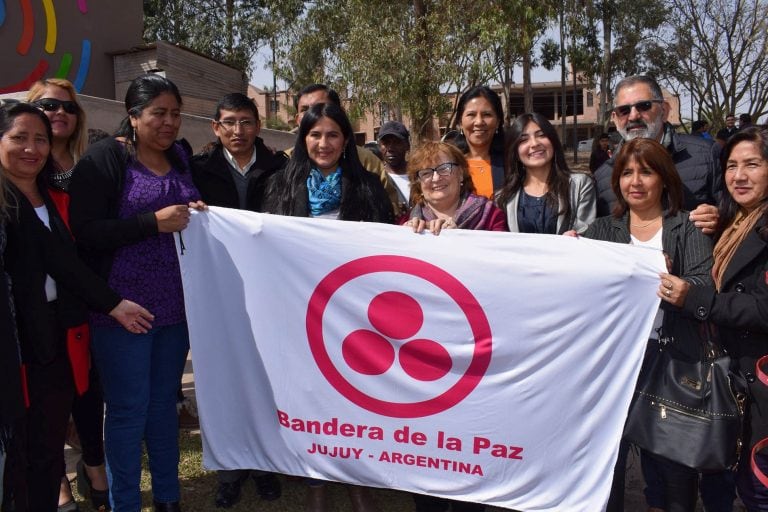 Funcionarios y referentes de entidades Embajadoras de Paz, participantes en el acto cumplido en el parque "General Belgrano" de Alto Comedero.