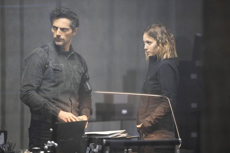 AME2772. BUENOS AIRES (ARGENTINA), 28/05/2020.- Fotografía cedida por Netflix que muestra al actor argentino Joaquín Furriel (i) en el papel del detective Francisco Juánez, junto a la actriz Luisana Lopilato (d), en el papel de Pipa, durante una escena de la película "La Corazonada". Netflix estrenó este jueves "La Corazonada", un "thriller" policíaco que ademas se convierte en la primera película producida completamente en Argentina que estrena la plataforma de streaming. La película narra la resolución de varios crímenes investigados por la unidad de homicidios que encabeza Juánez, interpretado por Joaquín Furriel, y a la que, durante el transcurso del montaje se une Pipa, una inexperta policía a la que pone rostro Luisana Lopilato. EFE/ Netflix SÓLO USO EDITORIAL/NO VENTAS