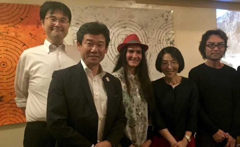 La artista lasherina, Yamila Marañón junto a las autoridades culturales de Japón.