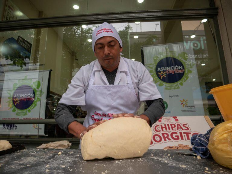 Un hombre prepara chipas en el Día Nacional de la Chipa en Paraguay. (EFE)