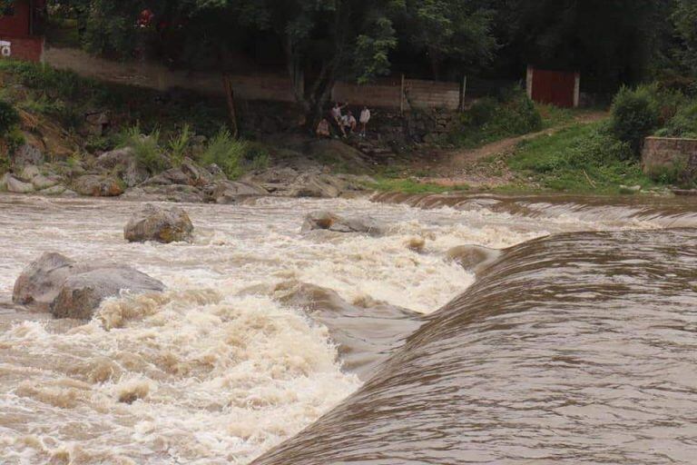 Creciente del río San Antonio durante la tarde del viernes.