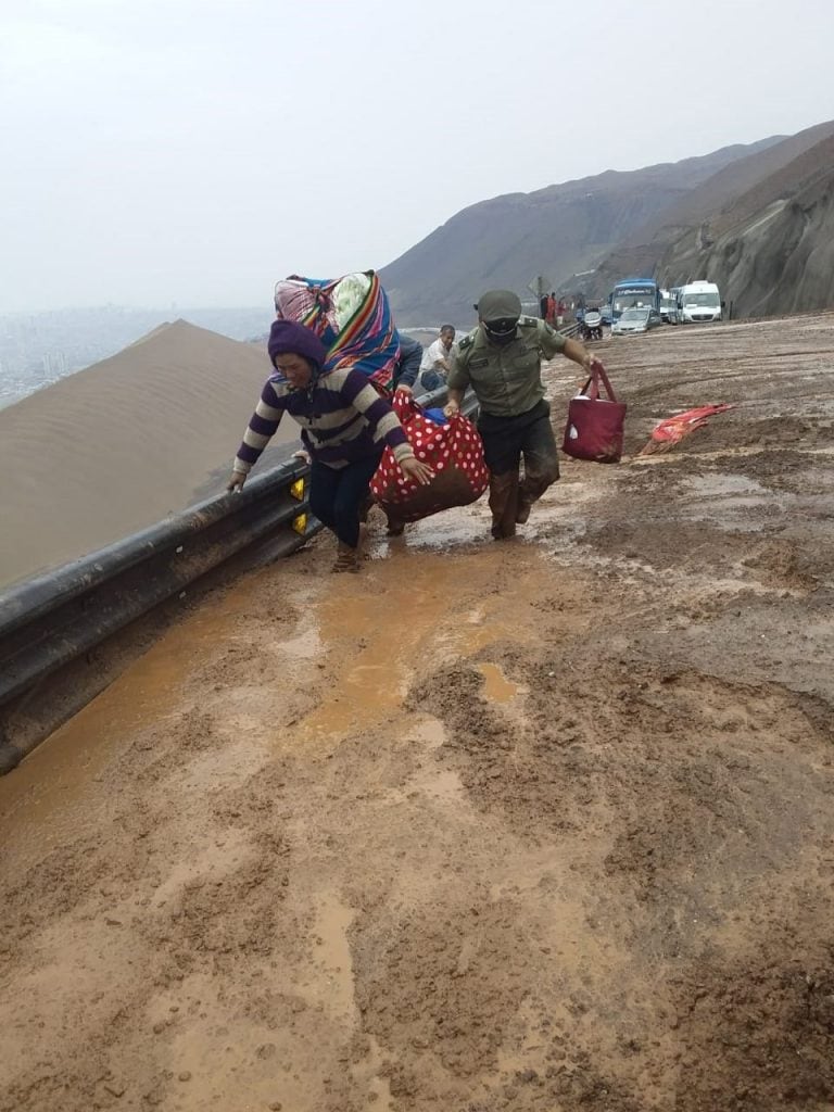 Carabineros ayudan a los afectados en Chile. (EFE)