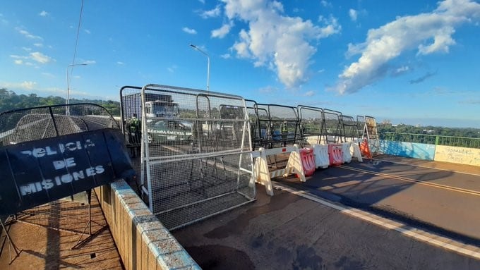 El puente Tancredo Neves permanecerá cerrado para el acceso al país. Vallas en la mitad del trayecto entre Brasil y la Argentina.