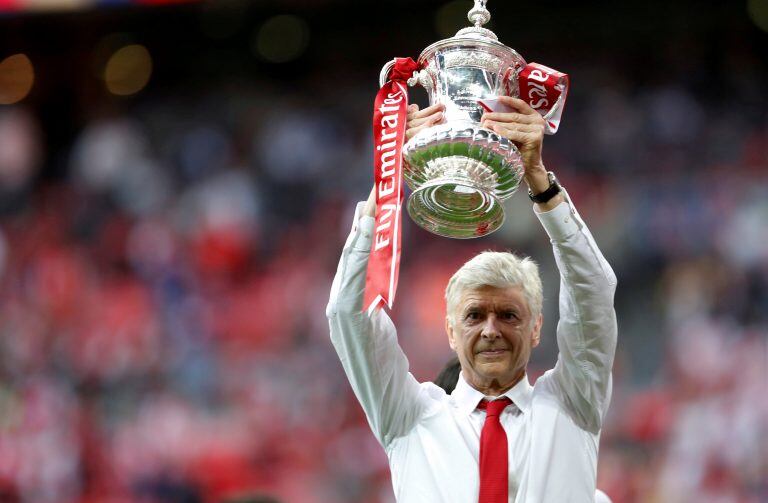 Arsene Wenger, festejando la FA Cup lograda en 2017.