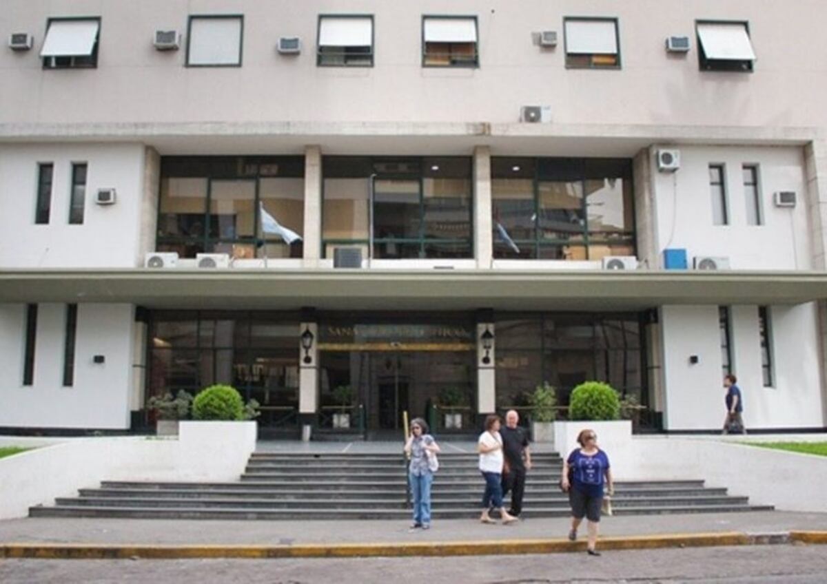 No pudo esperar: una bebé nació en las escaleras del sanatorio Británico de Rosario