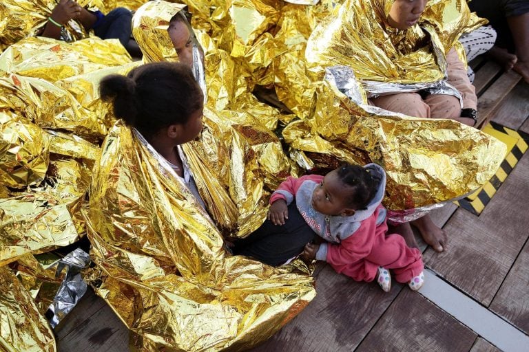 CRI02 MAR MEDITERRÁNEO 20/10/2016.- Fotografía cedida hoy, 20 de octubre de 2016, por la Crus Roja Italiana (CRI), que muestra una operación de rescate de inmigrantes en el Mar Mediterráneo. Equipos de la Cruz Roja Italiana y del Malta Migrants Offshore A