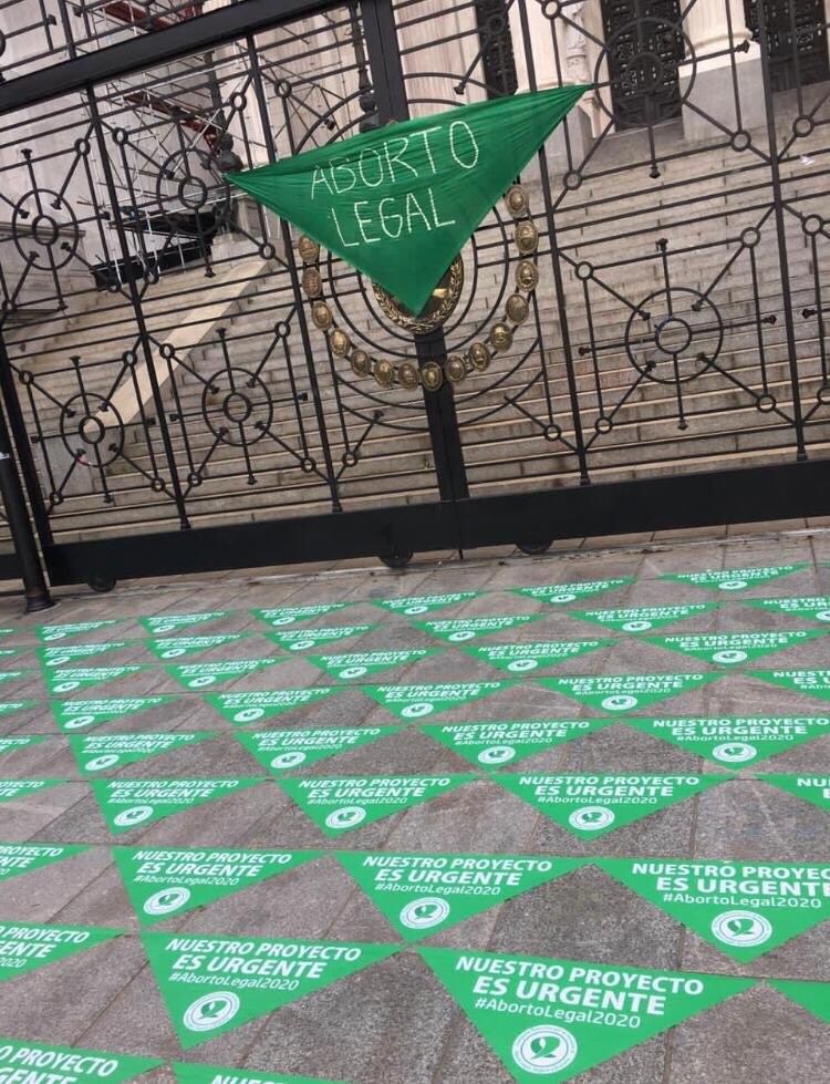 Manifestación de agrupaciones feministas frente al Congreso para exigir el tratamiento de la ley de Interrupción Voluntaria del Embarazo (Foto: Twitter)