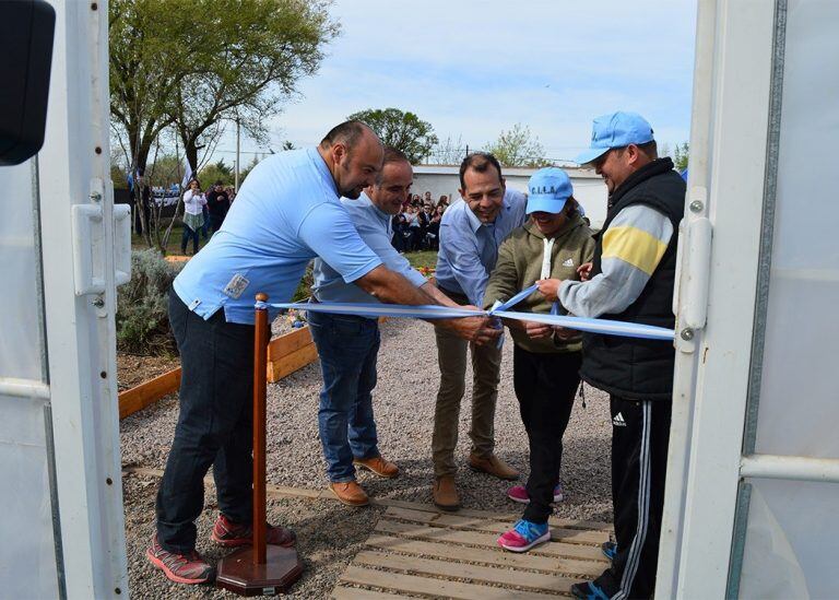 El momento del corte de cintas inaugural del invernadero (Municipalidad de Santa Rosa)