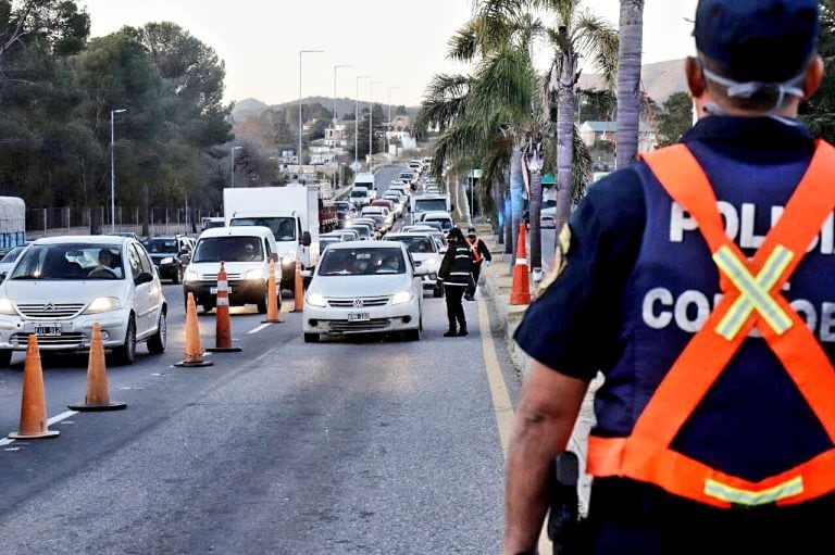 Controles vehiculares en uno de los accesos a la ciudad. (Foto: archivo).