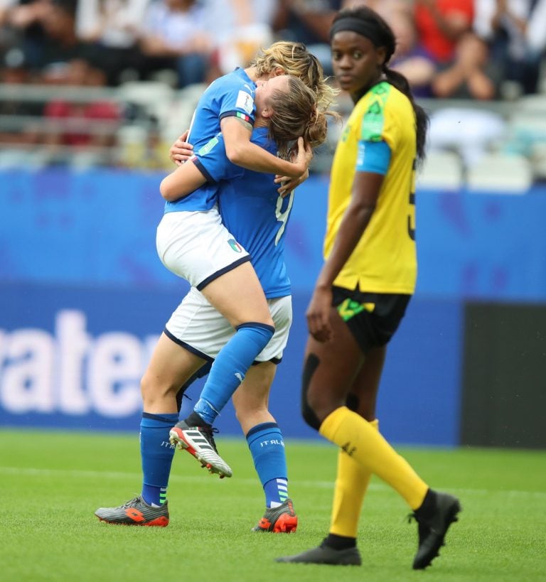 Jugadoras italianas celebran su victoria por 5-0 ante Jamaica (EFE/ Tolga Bozoglu).