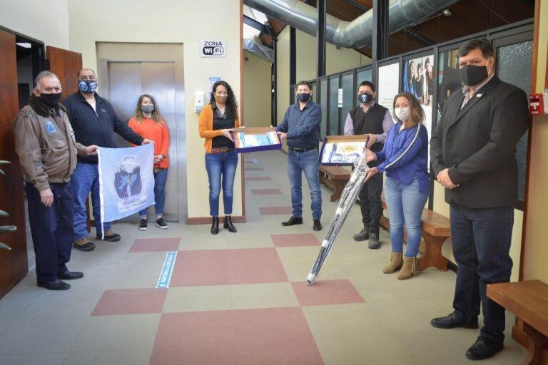 Representantes de las instituciones se reunieron para la entrega del Pabellón Nacional y la bandera de la provincia de Tierra del Fuego.