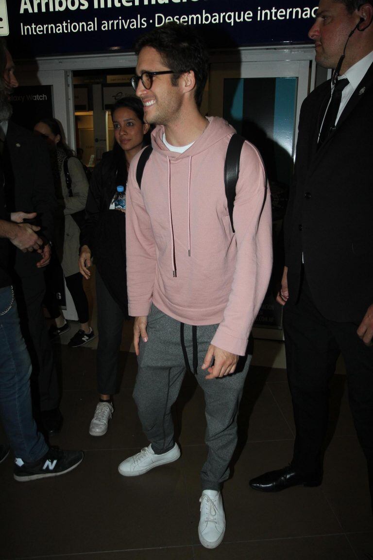 Una multitud recibió a Diego Boneta en el aeropuerto de Ezeiza y él firmó autógrafos y se sacó fotos con los fanáticos. (Matías Souto)