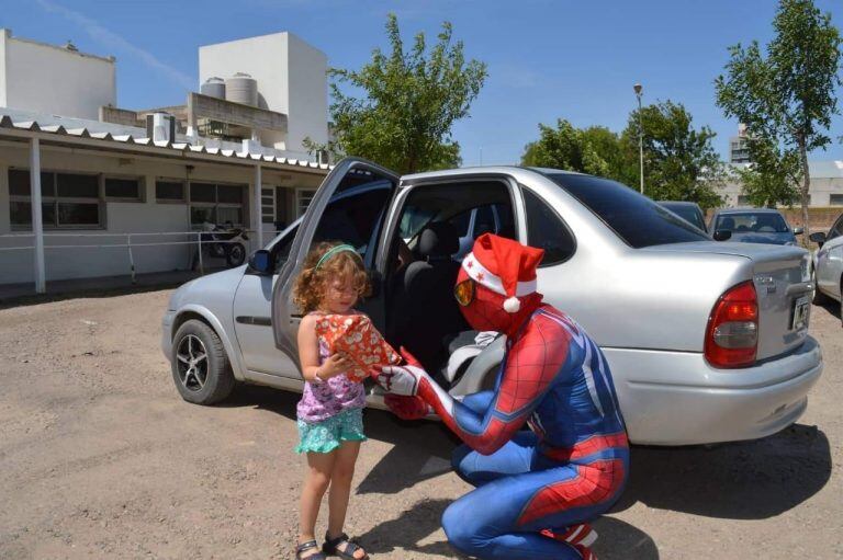 Sorpresiva visita de Papá Noel y el Hombre Araña a los hospitales