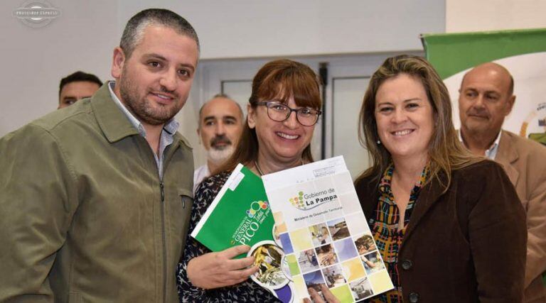 La ministra Alonso, junto a beneficiarios (Gobierno de La Pampa)