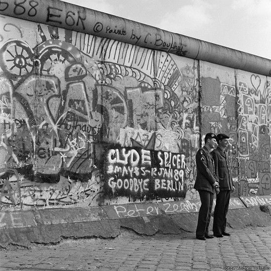 Muestra "Fisuras latentes", del fotógrafo venezolano Jorge Andrés Castillo, retrata la vida de los dos lados del muro de Berlín (Web)