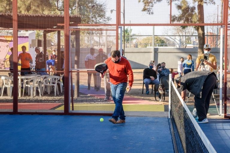 El intendente de Marull Juan Gabriel Faletto dando el paletazo inaugural de cancha de pádel (Municipio de Marull)