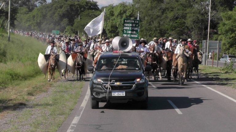 Un vehículo precedía a los jinetes abriendo la ruta, y por altoparlantes se escuchaba la voz de Jorge Cafrune entonando su cancionero.