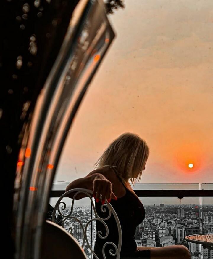 Nora Colosimo disfrutando el atardecer en su balcon en el barrio de Nuñez