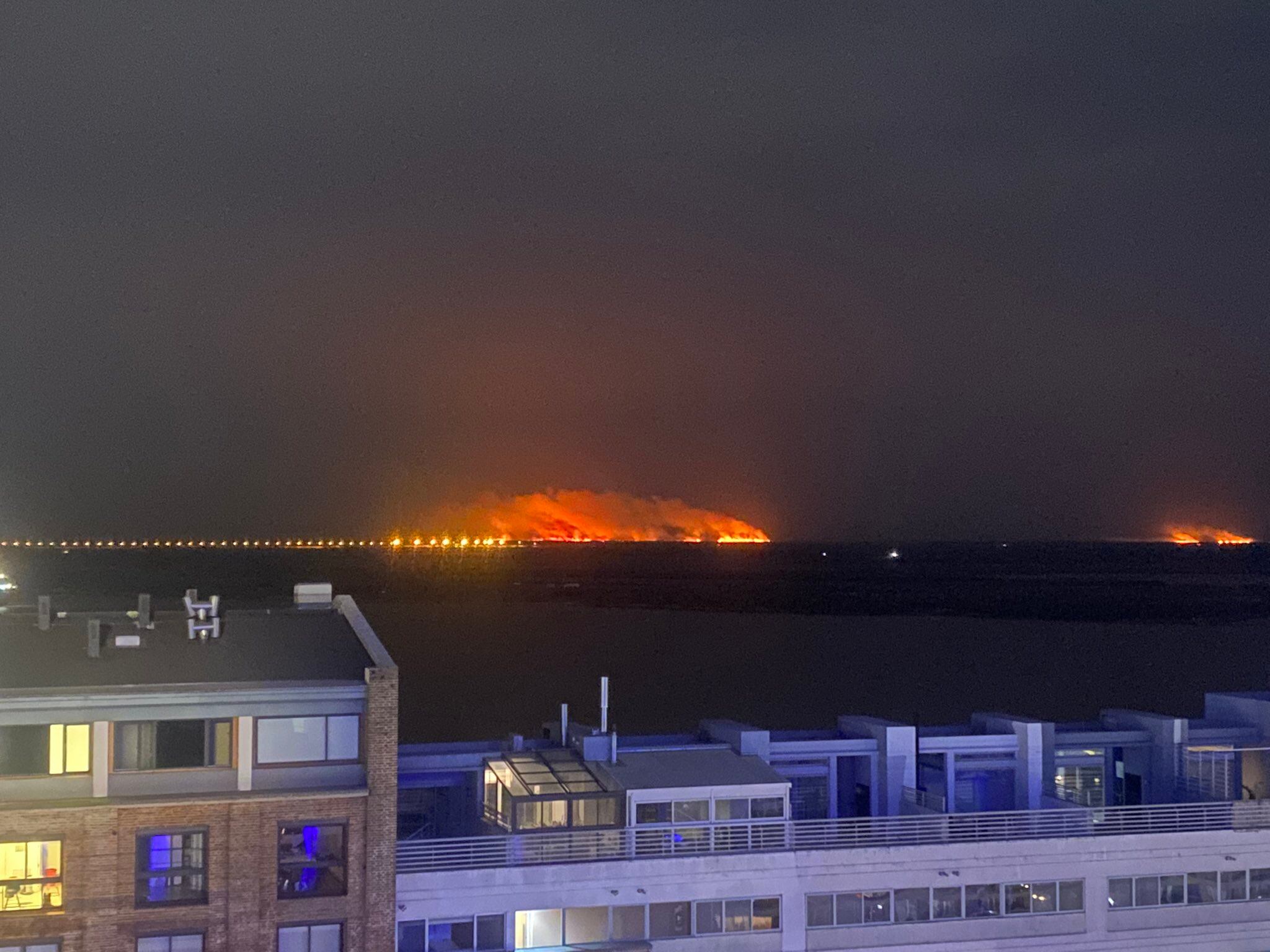 Incendios en las islas del delta del Paraná frente a Rosario.