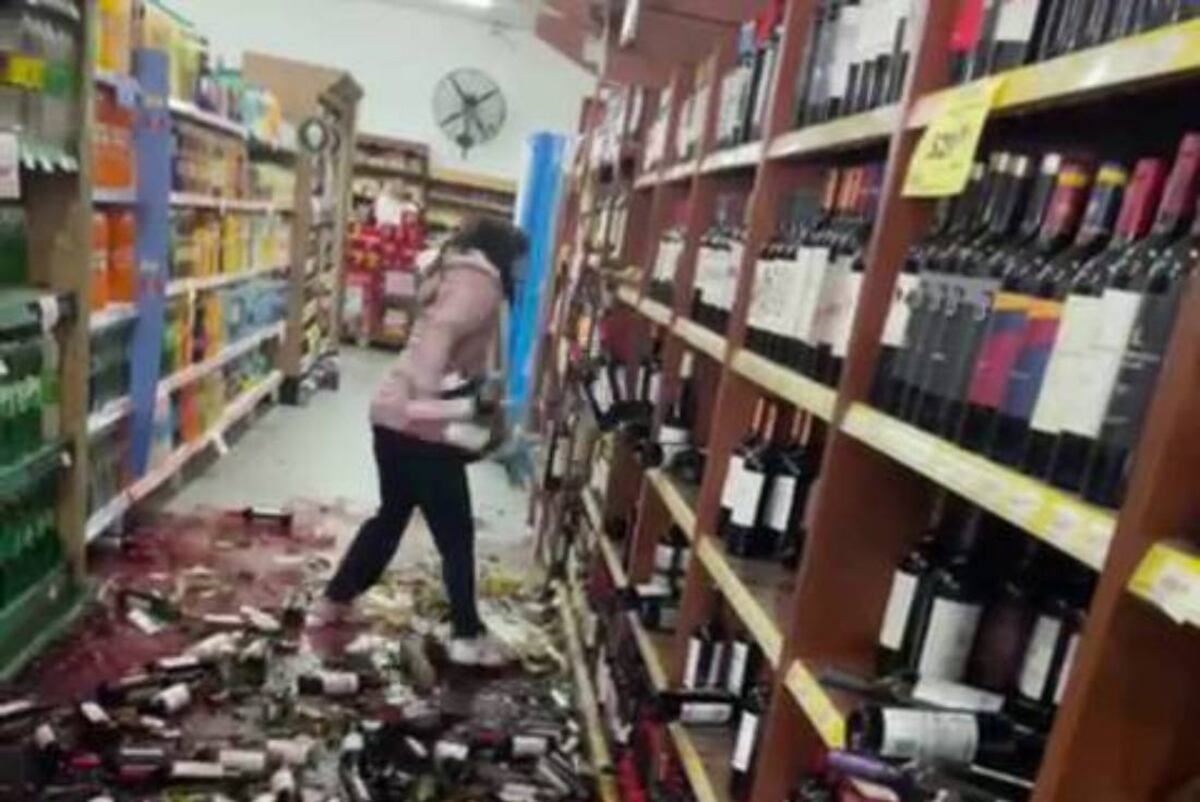 La echaron y destrozó la góndola del supermercado donde trabajaba: todo quedó en video