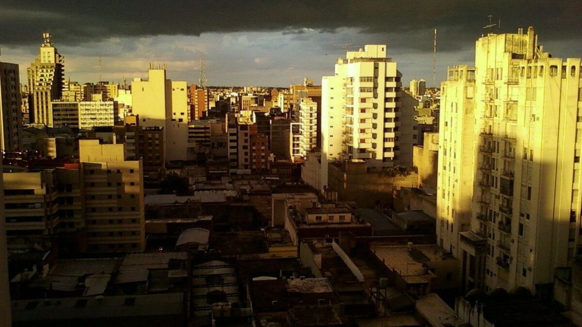 Lo encontraron lleno de golpes en medio de la calle en Córdoba y falleció minutos más tarde