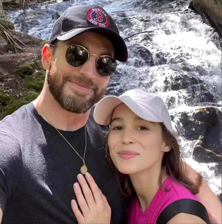 Chris Evans junto a Alba Baptista.