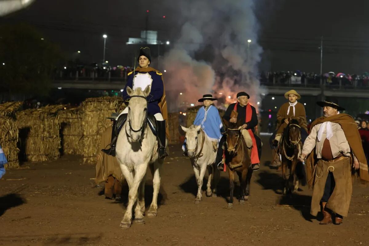 El general Manuel Belgrano leyó por última vez el bando con sus órdenes impartidas al pueblo de Jujuy, y dio comienzo a la larga marcha hacia Tucumán. Así fue la emotiva recreación en el lecho del Xibi Xibi.