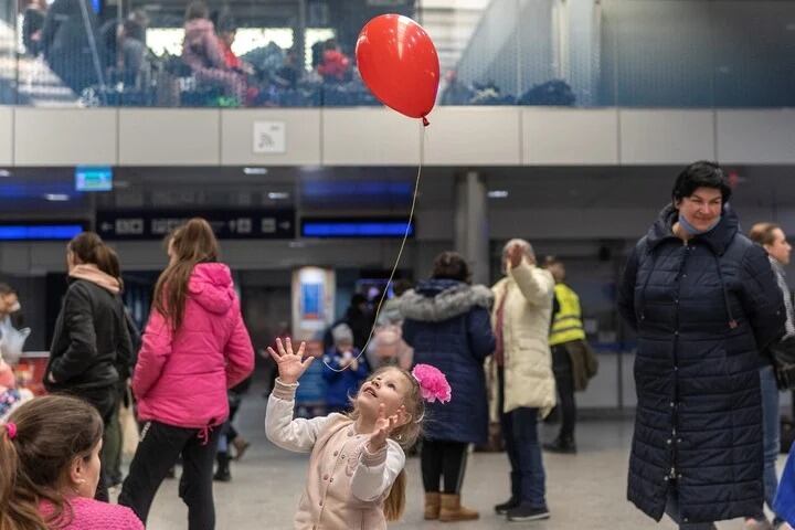 Miles de personas esperan un tren en la estación de Cracovia, Polonia.