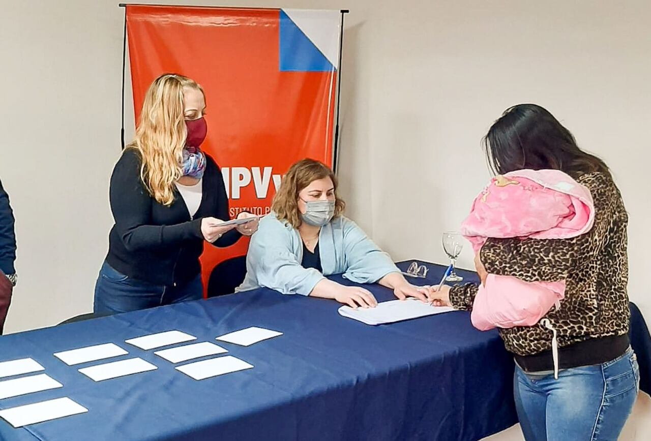 El Instituto Provincial de Vivienda y Hábitat llevó a cabo el sorteo de puerta de las 55 viviendas en Tolhuin.