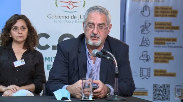 El ministro Bouhid exhortó a la población a eliminar todo recipiente que pueda acumular agua estando a la intemperie.