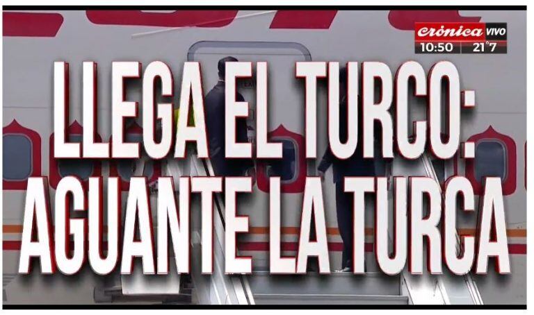 Placa de Crónica TV ante la llegada del primer ministro de Turquía