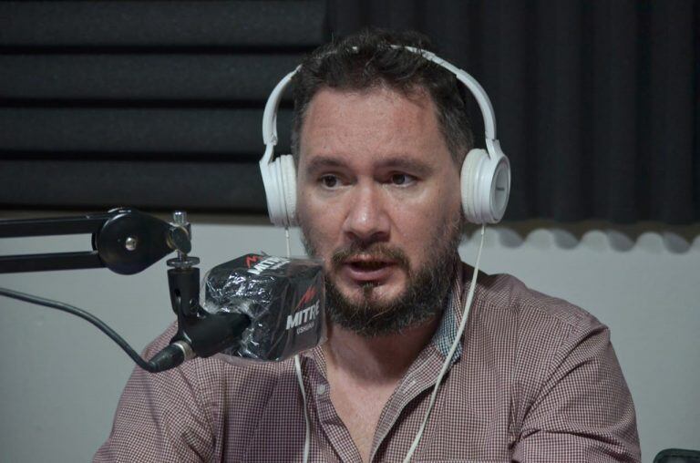 Doctor José Ferro en estudios de Radio Mitre Ushuaia.