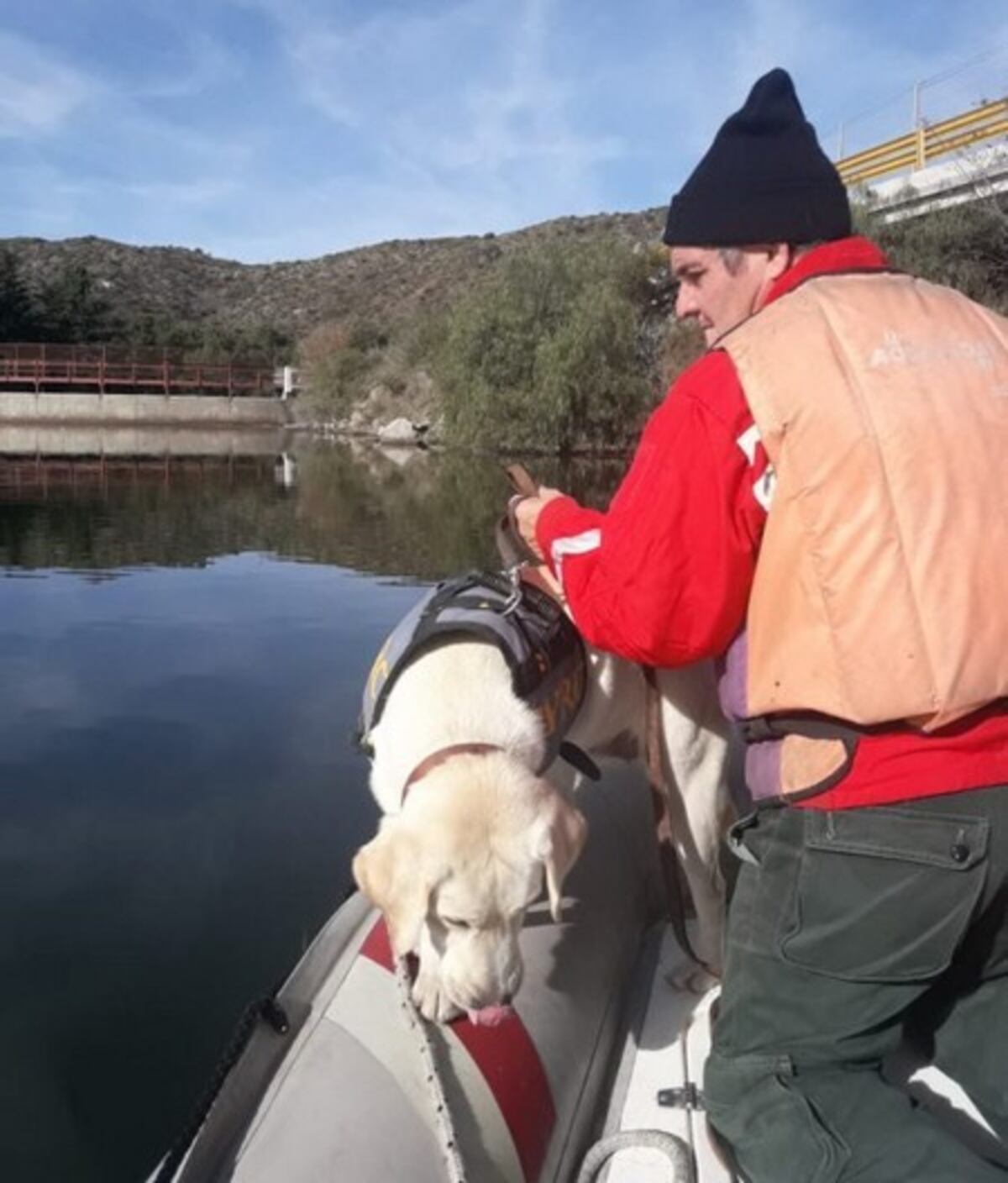 Una perra rastreadora fue quien halló un cuerpo en el lago Potrero de los Funes