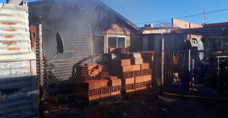 La vivienda prefabricada  tomó fuego enseguida.