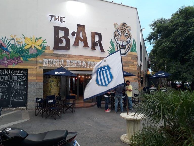 Así viven los hinchas de Talleres el partido con San Pablo en barrio Jardín.