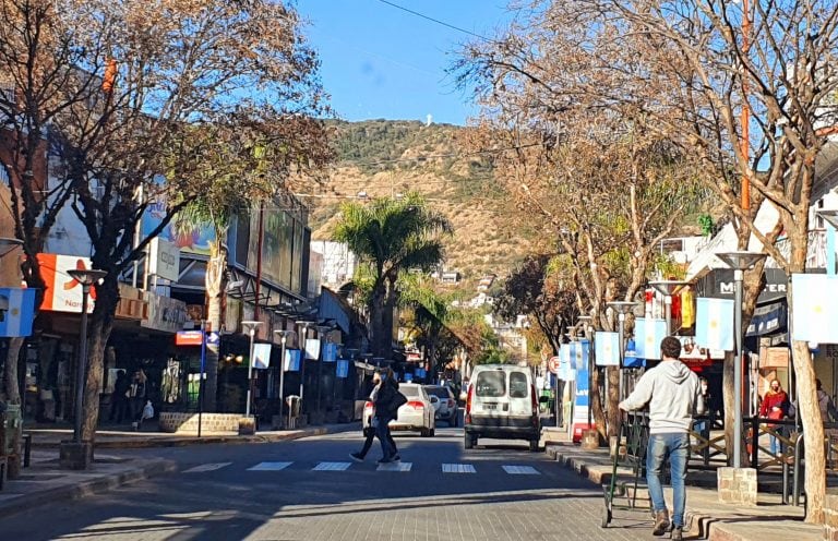 Los comercios en Carlos Paz con horario extendido. (Foto: VíaCarlosPaz).