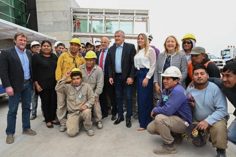 Los operarios que trabajaron en la construcción del nuevo edificio del aeropuerto y se preparan para continuar en la siguiente etapa, saludaron a las autoridades y los ejecutivos de la compañía aérea.