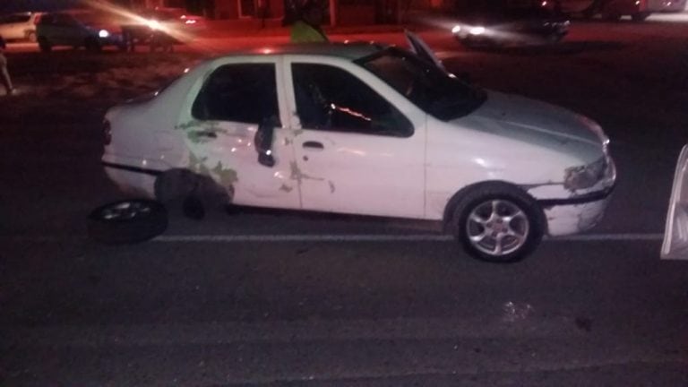 Fiat Siena tras haber sido impactado por una motocicleta Motomel 650 cc, en ruta provincial 5 km 49.