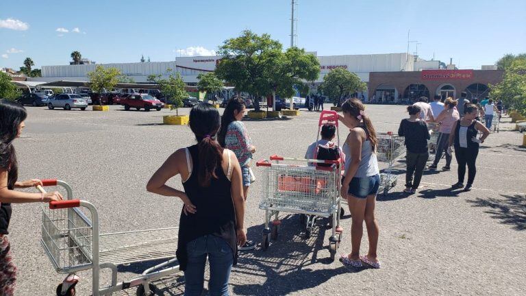 Largas colas en la puerta de los supermercados.