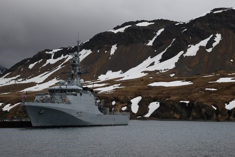 HMS "FORTH", amarrado en Estación de Investigación "King Eduard Point", Islas Georgias del Sur.