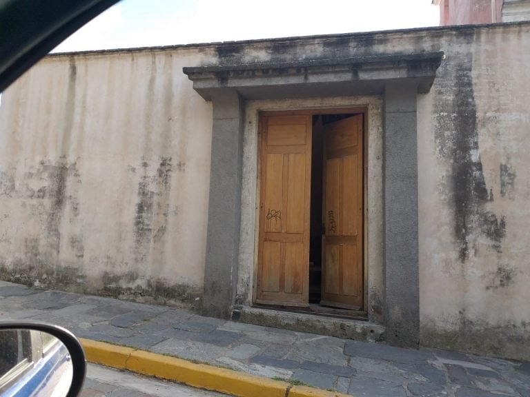 Puerta por la que ingresaron los ladrones a la Iglesia Nuestra Señora de la Merced.