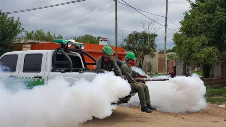 Trabajo de fumigación contra el mosquito transmisor del dengue