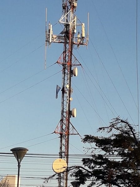 Un manifestante se trepó a una antena.