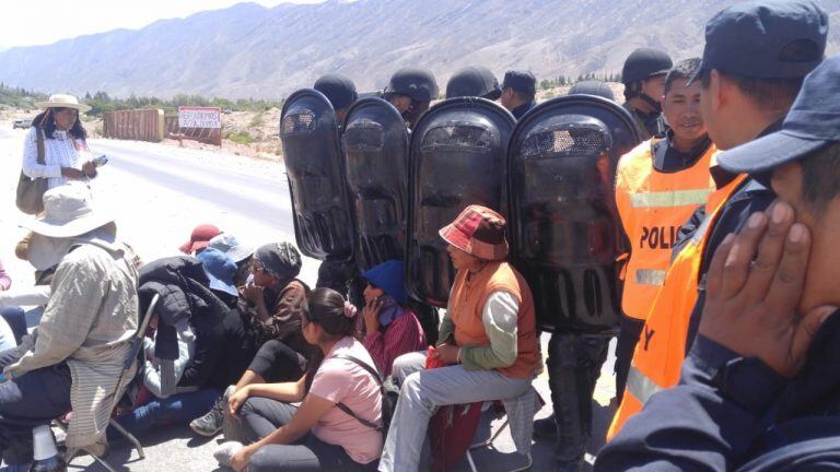 Manifestantes y policías, en el episodio producido este miércoles en la Ruta 9 a la altura de Tilcara.