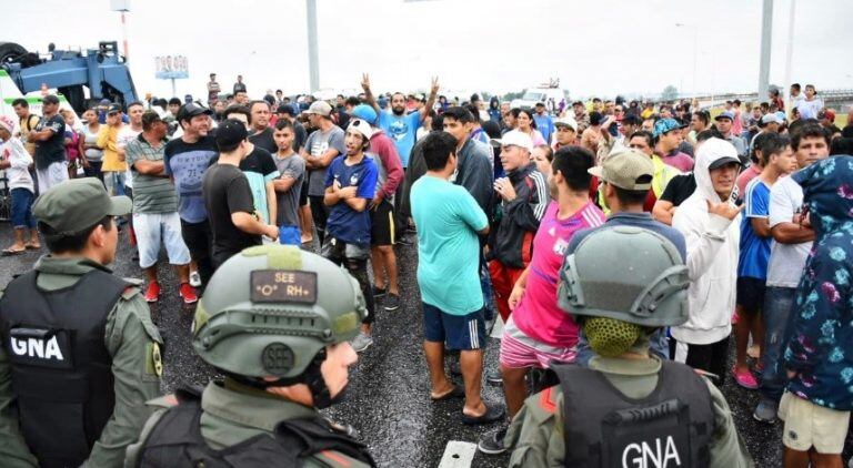 Volcó un camión cargado con carne y delincuentes intentaron arrasar con la mercadería (Darío Soldani)