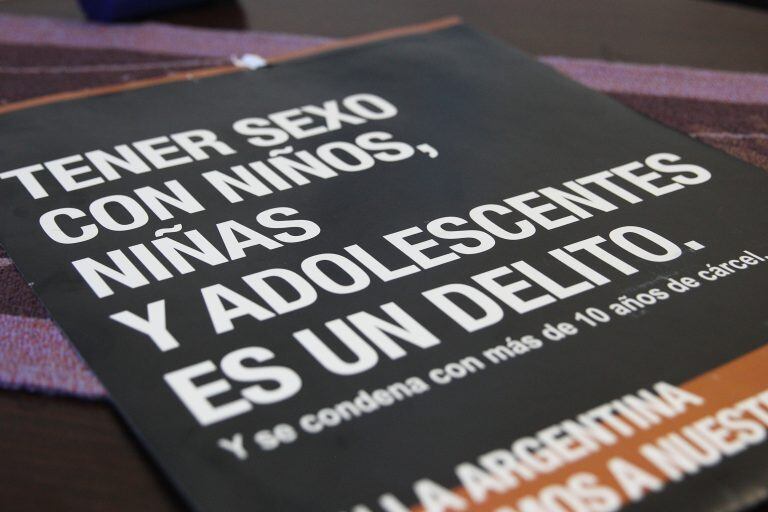 ACOMPAÑA CRÓNICA ARGENTINA ABUSO /MD10 BUENOS AIRES (ARGENTINA), 11/11/2018.- Detalle de impresos que alertan sobre el delito del abuso infantil en Buenos Aires (Argentina). La campaña argentina "Hablar es empezar a prevenir" ha dejado patente que, al menos, cuatro niños, niñas o adolescentes son abusados sexualmente al día en el país. Una estadística basada en llamadas y que deja ver solo la punta de un iceberg que oculta una mayúscula "cifra negra", según los expertos. EFE/ Cristina Terceiro buenos aires  aumentaron las denuncias por abuso infantil en la Provincia Estadisticas perturbadoras campaña Hablar es empezar a prevenir Incluye los delitos de violacion grooming y prostitucion