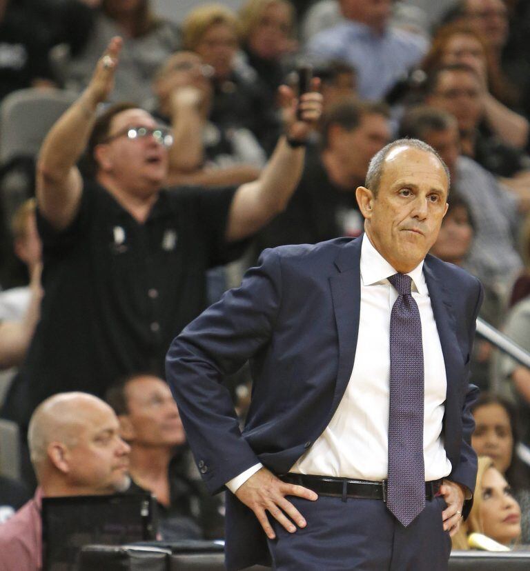 Ettore Messina, en el banco de los Spurs. Foto: AFP.